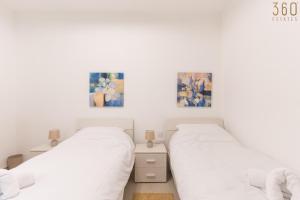 Katil atau katil-katil dalam bilik di Stunning 3BR home in Gozo with access to pool by 360 Estates