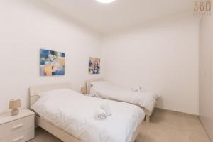 Katil atau katil-katil dalam bilik di Stunning 3BR home in Gozo with access to pool by 360 Estates