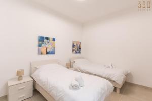 Katil atau katil-katil dalam bilik di Stunning 3BR home in Gozo with access to pool by 360 Estates