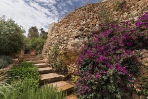 Zahrada ubytování Stunning 3BR home in Gozo with access to pool by 360 Estates