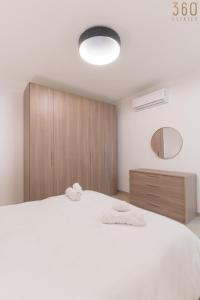 Katil atau katil-katil dalam bilik di Stunning 3BR home in Gozo with access to pool by 360 Estates
