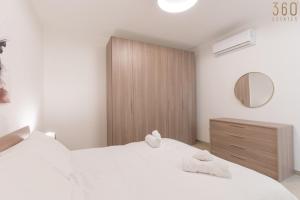Katil atau katil-katil dalam bilik di Stunning 3BR home in Gozo with access to pool by 360 Estates