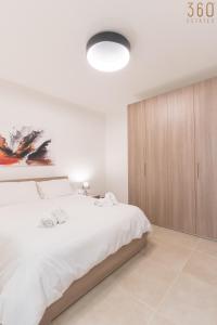 Katil atau katil-katil dalam bilik di Stunning 3BR home in Gozo with access to pool by 360 Estates