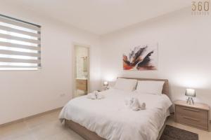 Katil atau katil-katil dalam bilik di Stunning 3BR home in Gozo with access to pool by 360 Estates
