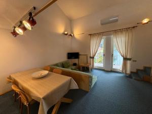 TV a/nebo společenská místnost v ubytování Lake Como Serenity Suite