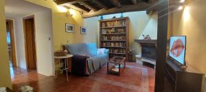 Una sala de estar con un sofá y una chimenea. en La Casa de Su, en Baños de Montemayor