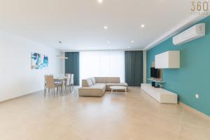 Posezení v ubytování Stunning 3BR home in Gozo with access to pool by 360 Estates