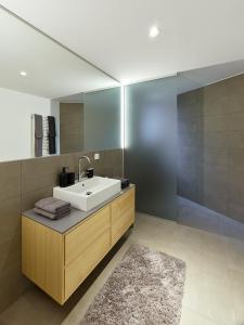 een badkamer met een wastafel en een spiegel bij RELAX APARTMENTS Hochgraßnitzberg in Spielfeld
