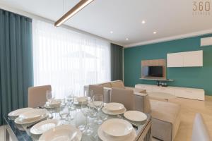 Televisyen dan/atau pusat hiburan di Stunning 3BR home in Gozo with access to pool by 360 Estates