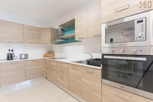 Dapur atau dapur kecil di Stunning 3BR home in Gozo with access to pool by 360 Estates