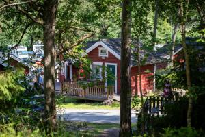 ストックホルムにあるStockholm Ängby Campingの赤い家