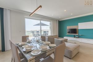 Televisyen dan/atau pusat hiburan di Stunning 3BR home in Gozo with access to pool by 360 Estates
