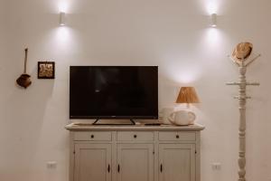A television and/or entertainment centre at Palazzo Pinto B&B