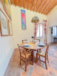 a dining room with a wooden table and chairs at Casa Malò in Pisa