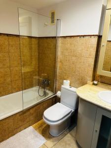 een badkamer met een toilet, een douche en een wastafel bij PRIVILEGIO SANTA CLARA 4A in Calpe