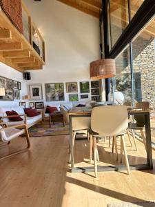 a dining room with a table and chairs at Moixeró casa en Estavar in Estavar
