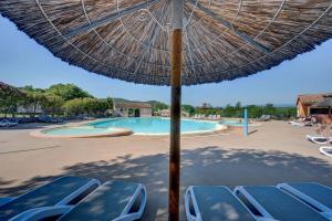 Bazén v ubytování Camping La Chapoulière nebo v jeho okolí