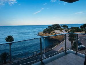 balkon z widokiem na ocean w obiekcie PRIVILEGIO SANTA CLARA 4A w mieście Calpe