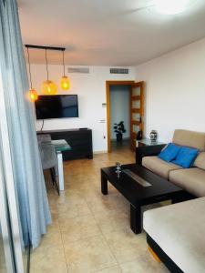 een woonkamer met een bank en een tafel bij PRIVILEGIO SANTA CLARA 4A in Calpe