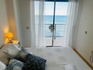 sypialnia z łóżkiem i widokiem na ocean w obiekcie PRIVILEGIO SANTA CLARA 4A w mieście Calpe +32 zdjęcia