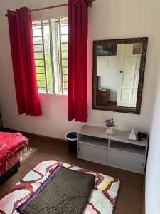 Postel nebo postele na pokoji v ubytování Z&S Gerik Hillview Homestay