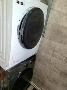 LupşaにあるCasa Transylvania cu hot tub inclusの電子レンジの上に置かれた白い洗濯機