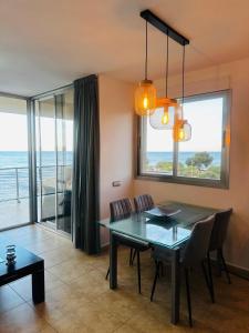 jadalnia ze stołem i widokiem na ocean w obiekcie PRIVILEGIO SANTA CLARA 4A w mieście Calpe