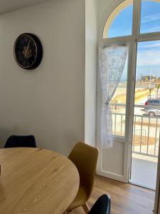 Fotografie z fotogalerie ubytování L'Artiste, moderne avec vue mer - cour - parking v destinaci Langrune-sur-Mer