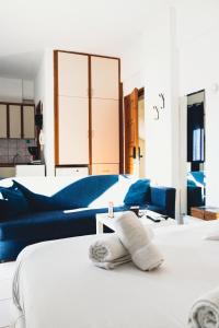 ラリサにあるGk Suites-Constantin view , auto check-in 24hのベッドルーム(ベッド1台、青いソファ付)