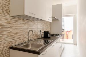 A kitchen or kitchenette at La Casa di Nonna