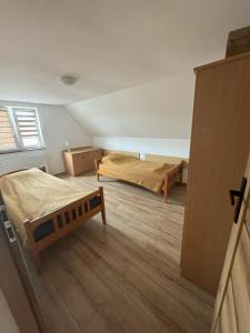 Postel nebo postele na pokoji v ubytování Nadbrzegiem Szczycionek - Domy całoroczne nad jeziorem + 83 fotografií