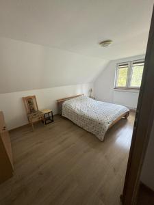 Postel nebo postele na pokoji v ubytování Nadbrzegiem Szczycionek - Domy całoroczne nad jeziorem