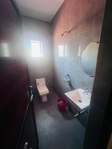Salle de bains dans l'établissement kholapur residency