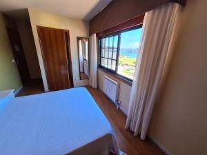 Łóżko lub łóżka w pokoju w obiekcie Hostal O Galeón San Luis