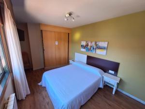 Łóżko lub łóżka w pokoju w obiekcie Hostal O Galeón San Luis