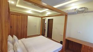 Ένα ή περισσότερα κρεβάτια σε δωμάτιο στο Luxury 2BHK Apartment Near Candolim