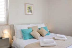 Postel nebo postele na pokoji v ubytování Apartments Sandra Solitudo II