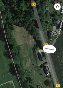 an overhead view of a road with a text box at Le gîte de la source in Cailly
