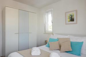 Postel nebo postele na pokoji v ubytování Apartments Sandra Solitudo II + 33 fotografií