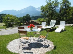 a group of chairs and a table with a table and chairs at Barmbichlhof in Anger