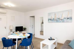 TV a/nebo společenská místnost v ubytování Apartments Sandra Solitudo II