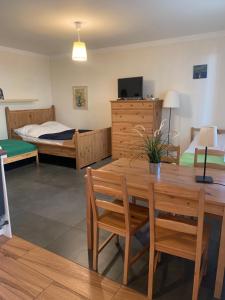 Zimmer mit einem Esstisch und einem Bett in der Unterkunft Sosnowa Mila in Pobierowo