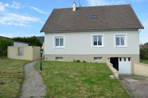 une maison blanche avec une cour herbeuse dans l'établissement Le Dortoir, maison familiale - jardin - 5km mer, à Cresserons