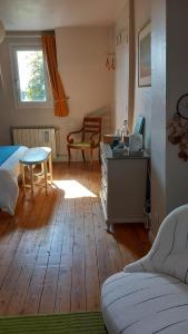 Habitación con cama, mesa y escritorio. en Chambres d'hôtes bord de Loire, en Saint-Mathurin