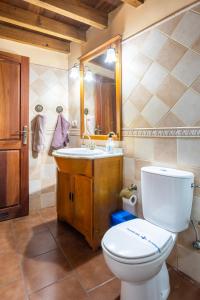 y baño con aseo y lavamanos. en Home2Book Charming Rustic House El Pinar & Wifi, en El Pinar de El Hierro