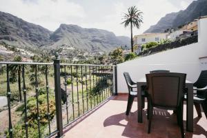 a balcony with chairs and a view of the mountains at Casa Rural Guadá in Valle Gran Rey