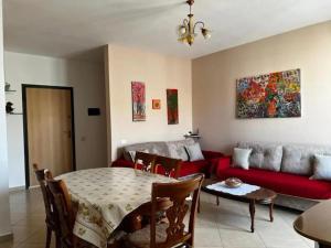 un soggiorno con divano rosso e tavolo di Apartments Vlora Holidays a Vlorë