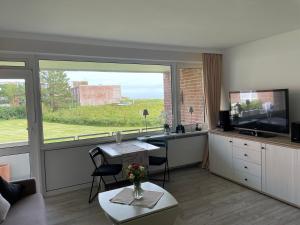 une cuisine avec une table et une grande fenêtre dans l'établissement Watt´n Paradies, à Wyk auf Föhr