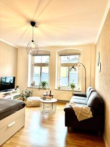 un salon avec un canapé et une table dans l'établissement Appartement "STADTGEFLÜSTER" im Zentrum, inkl Stellplatz, 2 Betten, Babybett, Balkon, gratis Kaffee und Tee, WLAN, à Bautzen