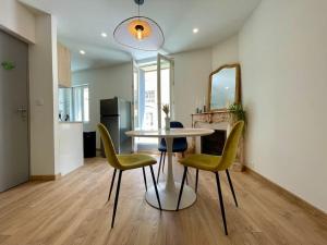 a kitchen and dining room with a table and chairs at Le Repaire blterrois in Béziers +29 photos